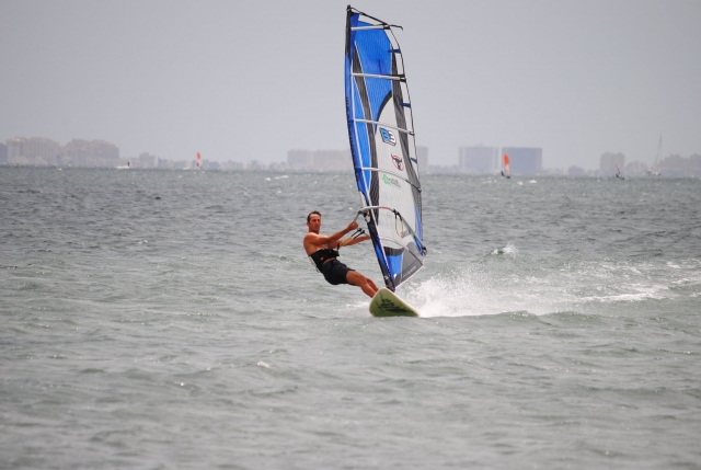 Windsurfista en aguas de Murcia